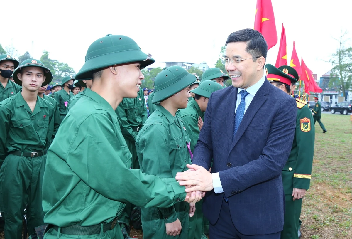 Phó Bí thư Thường trực Tỉnh ủy Nguyễn Hồng Phong dự lễ giao nhận quân, động viên thanh niên lên đường nhập ngũ