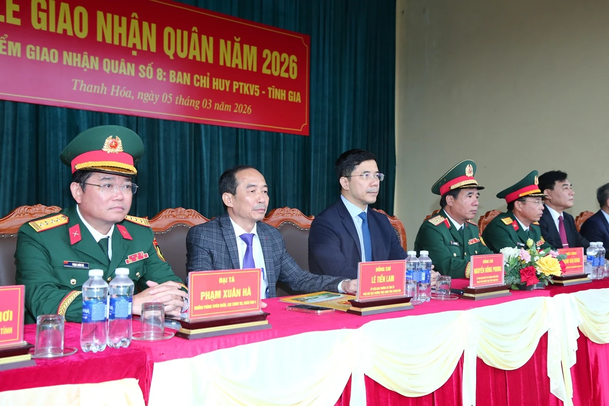 Phó Bí thư Thường trực Tỉnh ủy Nguyễn Hồng Phong dự lễ giao nhận quân, động viên thanh niên lên đường nhập ngũ