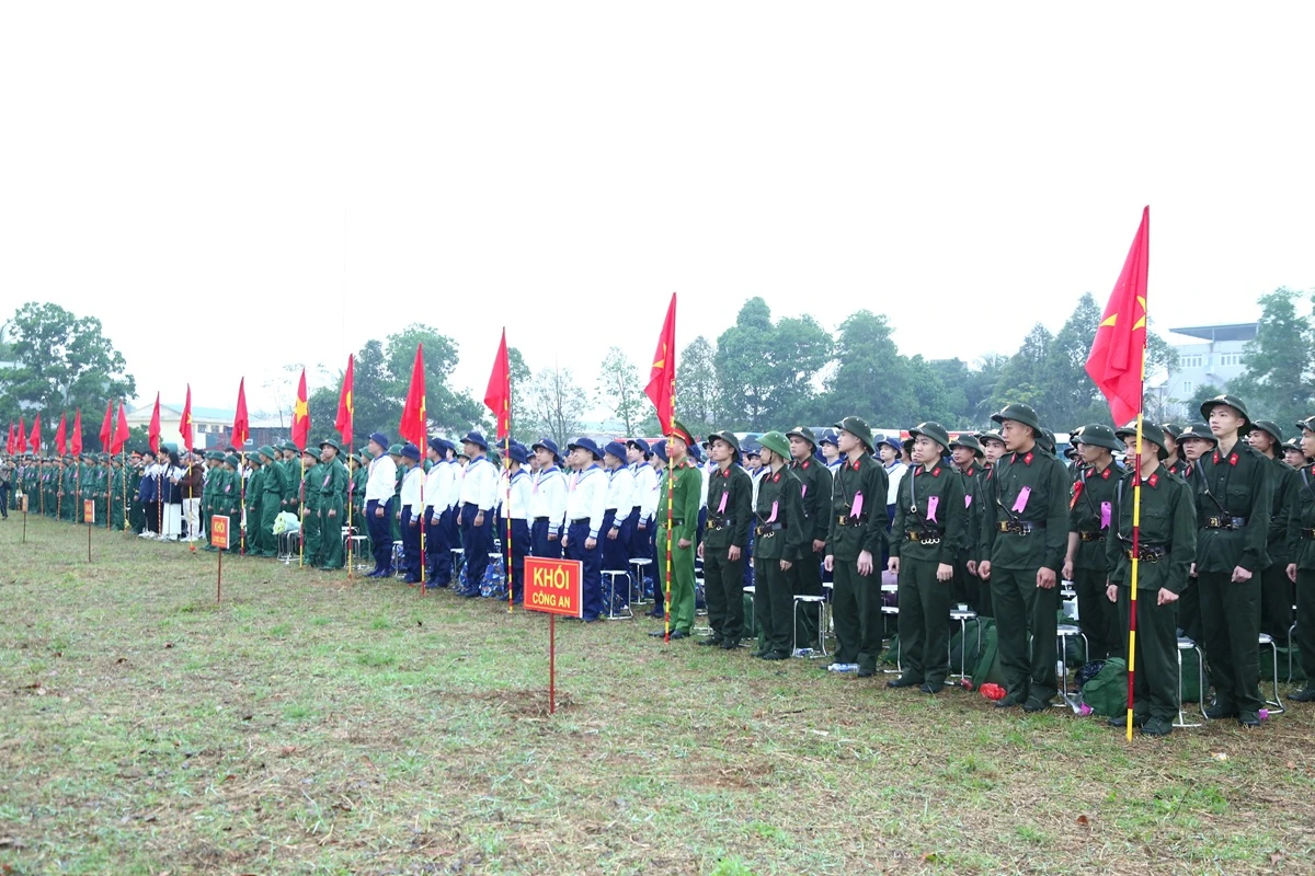 Phó Bí thư Thường trực Tỉnh ủy Nguyễn Hồng Phong dự lễ giao nhận quân, động viên thanh niên lên đường nhập ngũ