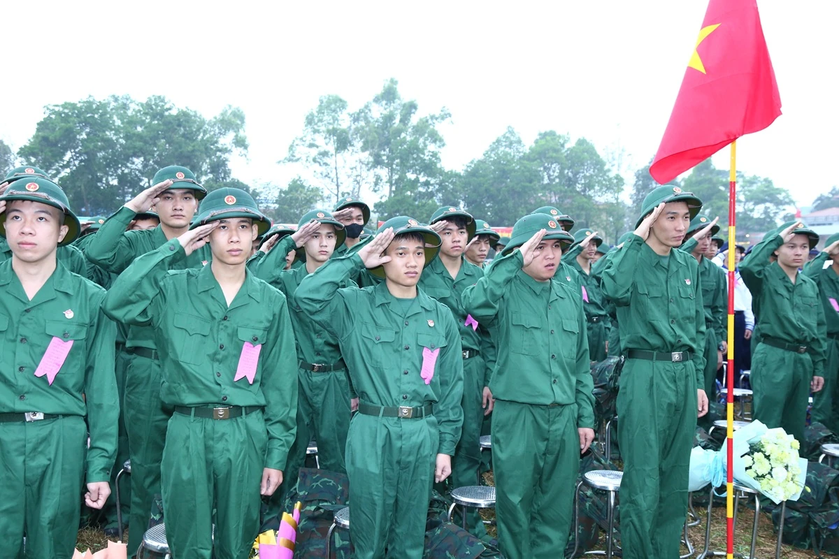 Phó Bí thư Thường trực Tỉnh ủy Nguyễn Hồng Phong dự lễ giao nhận quân, động viên thanh niên lên đường nhập ngũ