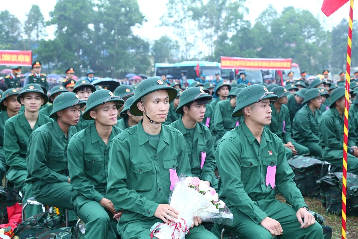 Phó Bí thư Thường trực Tỉnh ủy Nguyễn Hồng Phong dự lễ giao nhận quân, động viên thanh niên lên đường nhập ngũ
