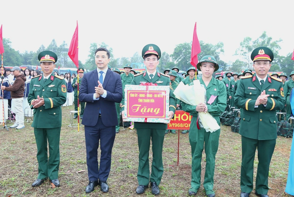 Phó Bí thư Thường trực Tỉnh ủy Nguyễn Hồng Phong dự lễ giao nhận quân, động viên thanh niên lên đường nhập ngũ