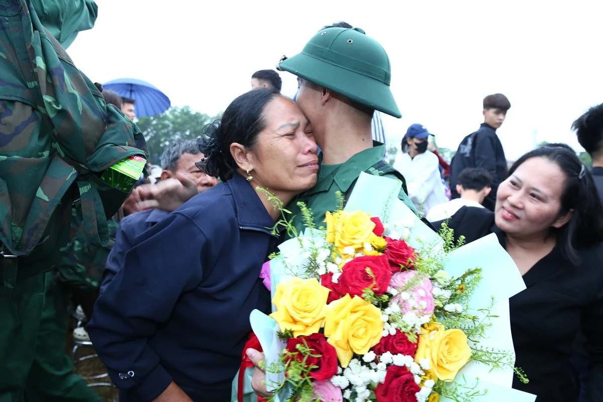 Phó Bí thư Thường trực Tỉnh ủy Nguyễn Hồng Phong dự lễ giao nhận quân, động viên thanh niên lên đường nhập ngũ