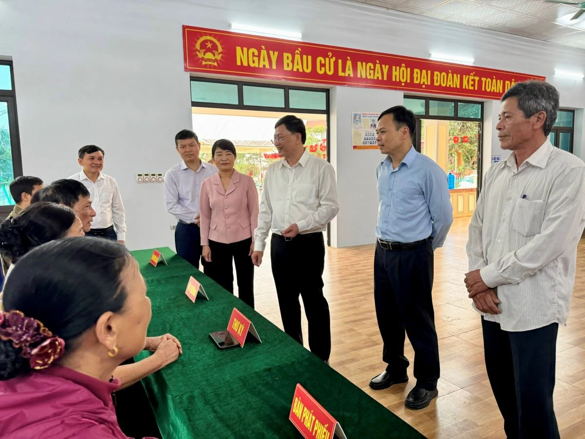 Phó Chủ tịch Thường trực UBND tỉnh Mai Xuân Liêm kiểm tra công tác chuẩn bị bầu cử tại một số địa phương