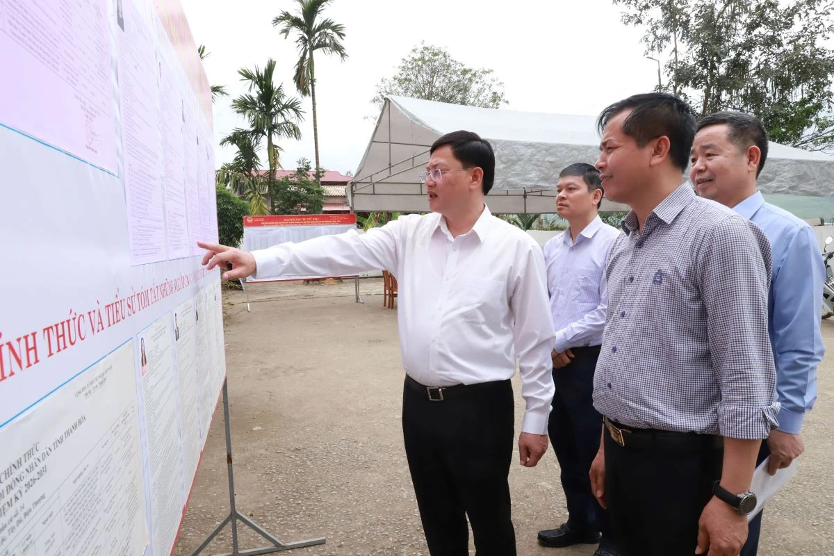 Phó Chủ tịch Thường trực UBND tỉnh Mai Xuân Liêm kiểm tra công tác chuẩn bị bầu cử tại một số địa phương