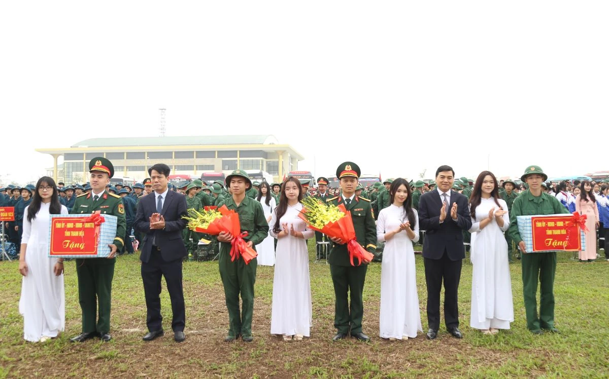 Chủ tịch UBND tỉnh Nguyễn Hoài Anh dự lễ giao nhận quân tại xã Triệu Sơn