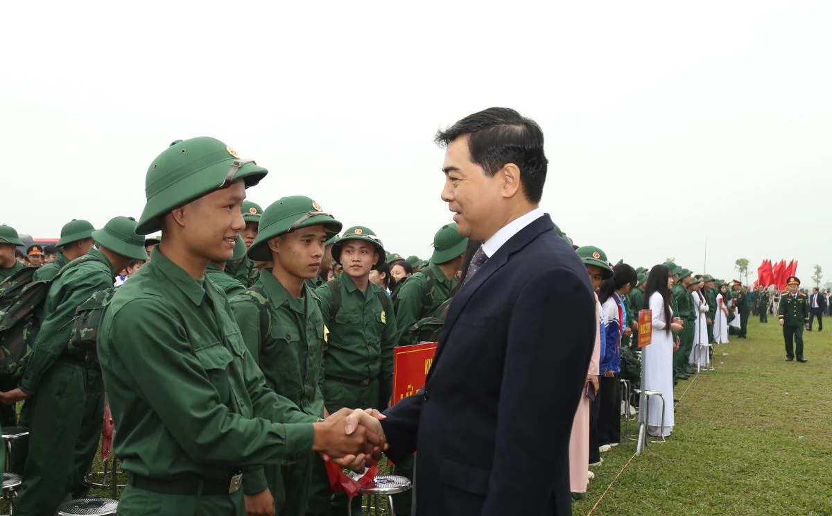 Chủ tịch UBND tỉnh Nguyễn Hoài Anh dự lễ giao nhận quân tại xã Triệu Sơn