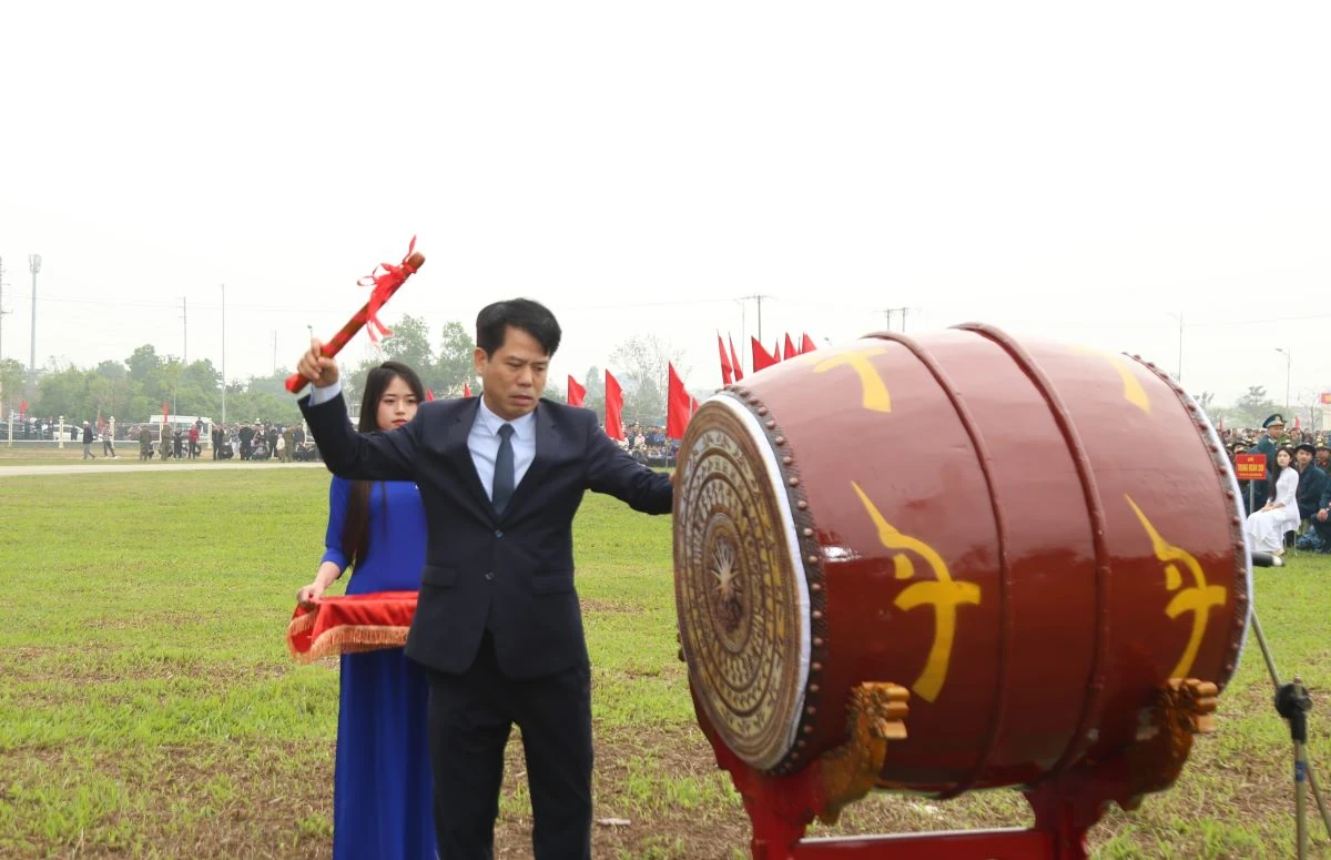 Chủ tịch UBND tỉnh Nguyễn Hoài Anh dự lễ giao nhận quân tại xã Triệu Sơn