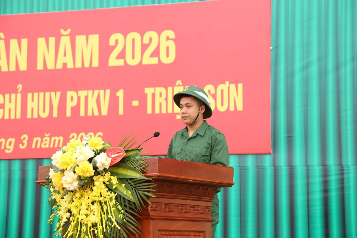 Chủ tịch UBND tỉnh Nguyễn Hoài Anh dự lễ giao nhận quân tại xã Triệu Sơn