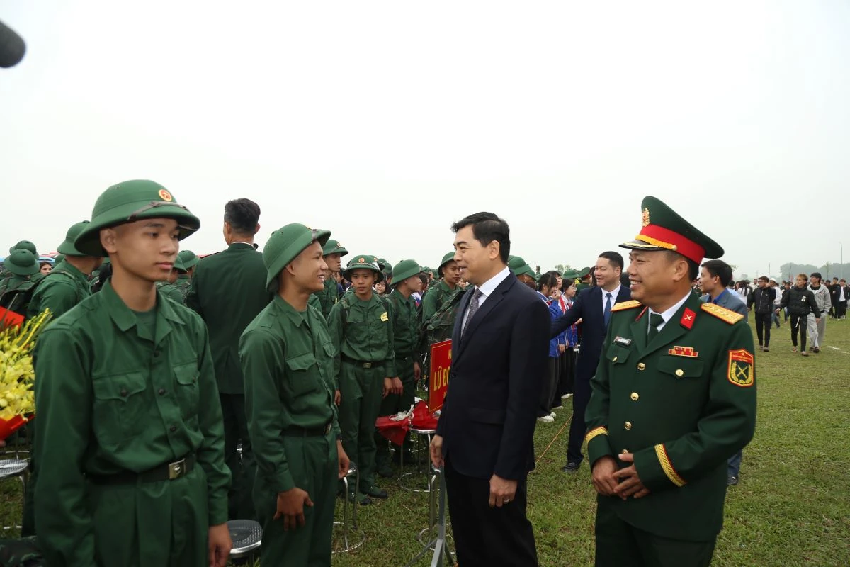 Chủ tịch UBND tỉnh Nguyễn Hoài Anh dự lễ giao nhận quân tại xã Triệu Sơn
