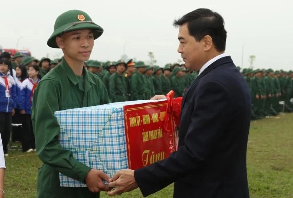 Chủ tịch UBND tỉnh Nguyễn Hoài Anh dự lễ giao nhận quân tại xã Triệu Sơn