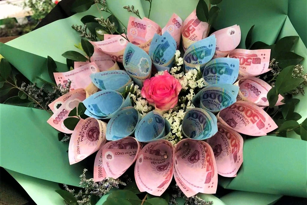 Dịch vụ làm hoa tiền nở rộ dịp 8/3, luật sư cảnh báo rủi ro pháp lý