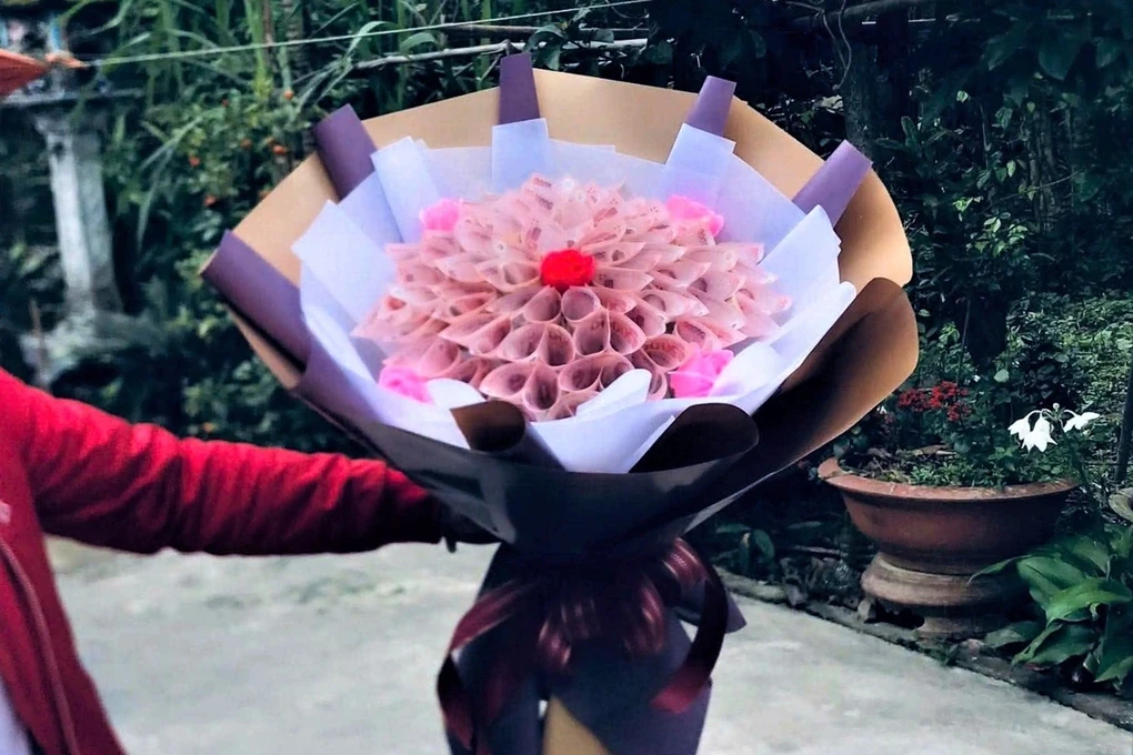 Dịch vụ làm hoa tiền nở rộ dịp 8/3, luật sư cảnh báo rủi ro pháp lý