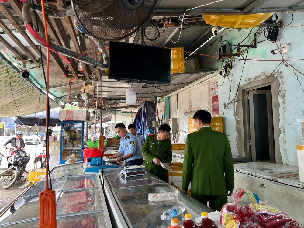 Thu giữ 4 tấn thực phẩm “bẩn”, chuyên phục vụ quán nhậu vỉa hè