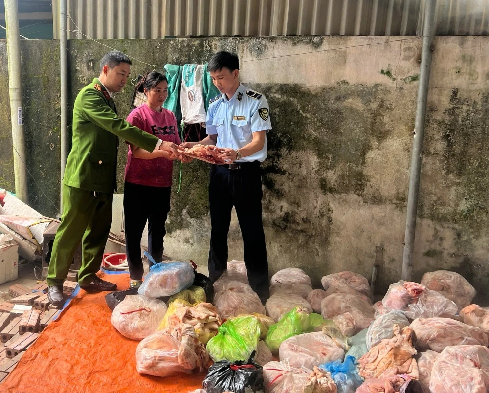 Thu giữ 4 tấn thực phẩm “bẩn”, chuyên phục vụ quán nhậu vỉa hè