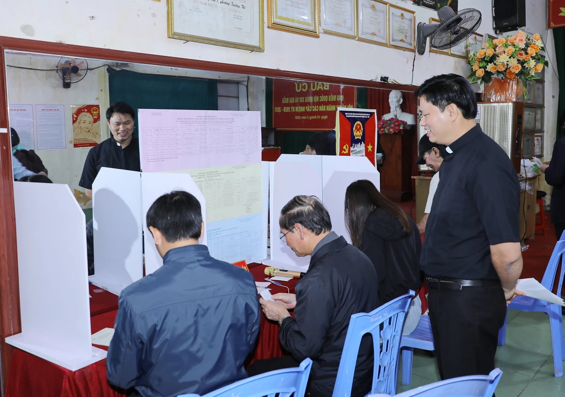 Bí thư Tỉnh ủy Nguyễn Doãn Anh kiểm tra các khu vực bỏ phiếu tại phường Hạc Thành, phường Đông Sơn và xã Hoằng Lộc