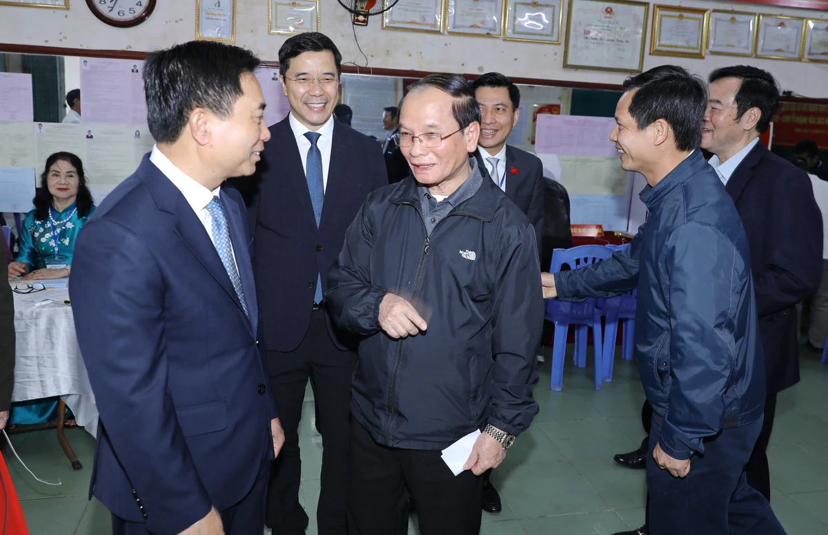 Bí thư Tỉnh ủy Nguyễn Doãn Anh kiểm tra các khu vực bỏ phiếu tại phường Hạc Thành, phường Đông Sơn và xã Hoằng Lộc