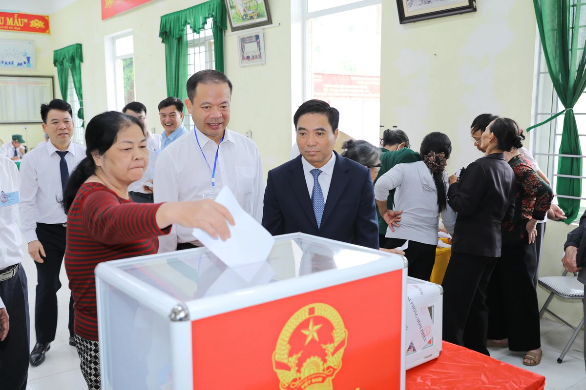 Bí thư Tỉnh ủy Nguyễn Doãn Anh kiểm tra các khu vực bỏ phiếu tại phường Hạc Thành, phường Đông Sơn và xã Hoằng Lộc