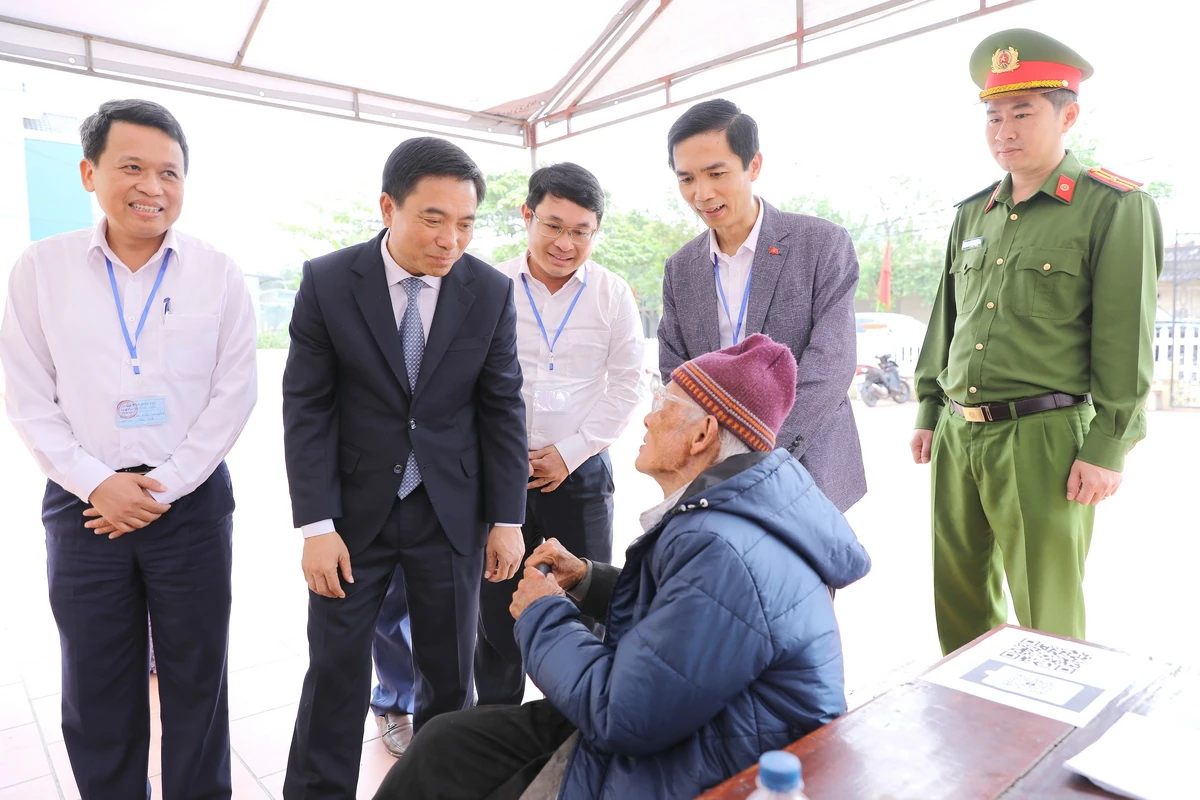 Bí thư Tỉnh ủy Nguyễn Doãn Anh kiểm tra các khu vực bỏ phiếu tại phường Hạc Thành, phường Đông Sơn và xã Hoằng Lộc