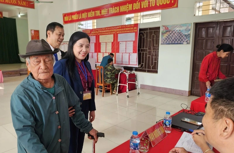 Chủ nhiệm Ủy ban Kiểm tra Tỉnh ủy Phạm Thị Thanh Thủy kiểm tra công tác bầu cử