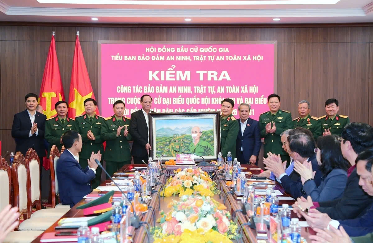 Phó Chủ tịch Quốc hội Trần Quang Phương kiểm tra, giám sát công tác chuẩn bị bầu cử tại tỉnh Thanh Hóa