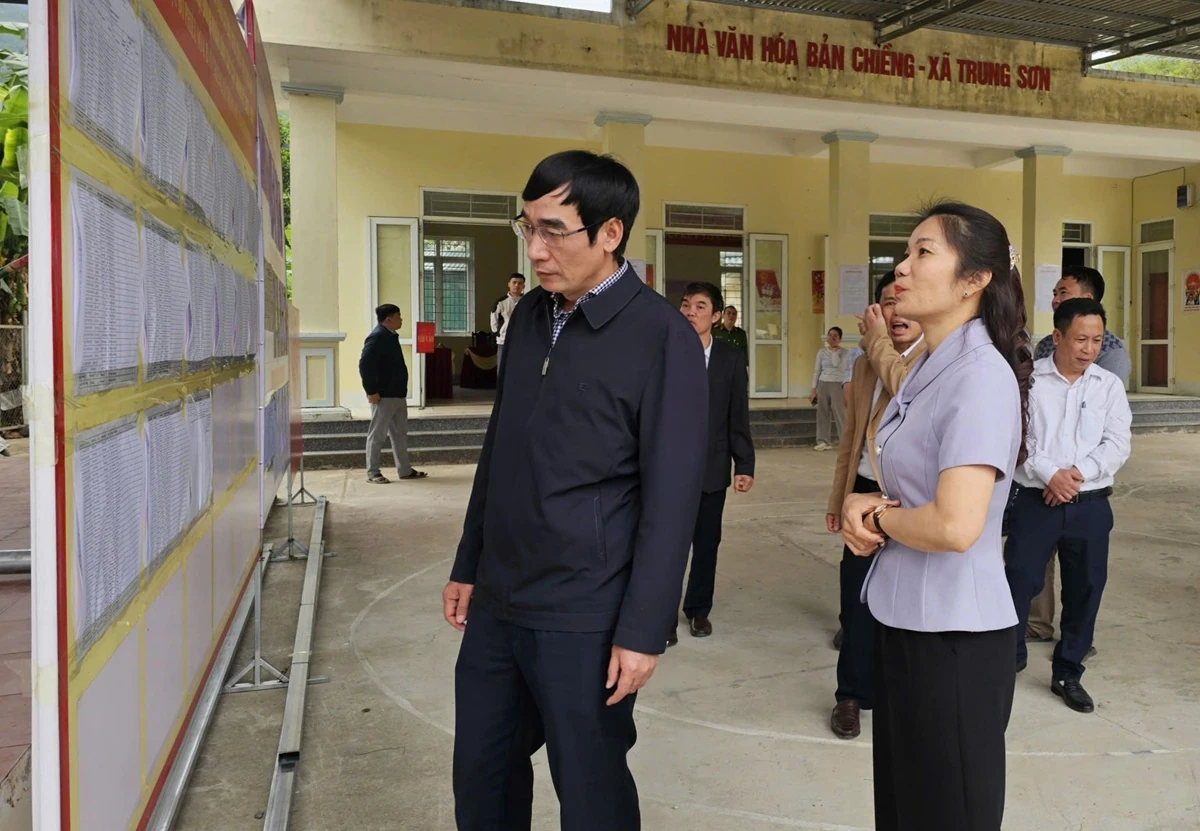 Trưởng Ban Nội chính Tỉnh ủy Nguyễn Ngọc Tiến kiểm tra công tác chuẩn bị bầu cử tại hai xã Trung Thành, Trung Sơn