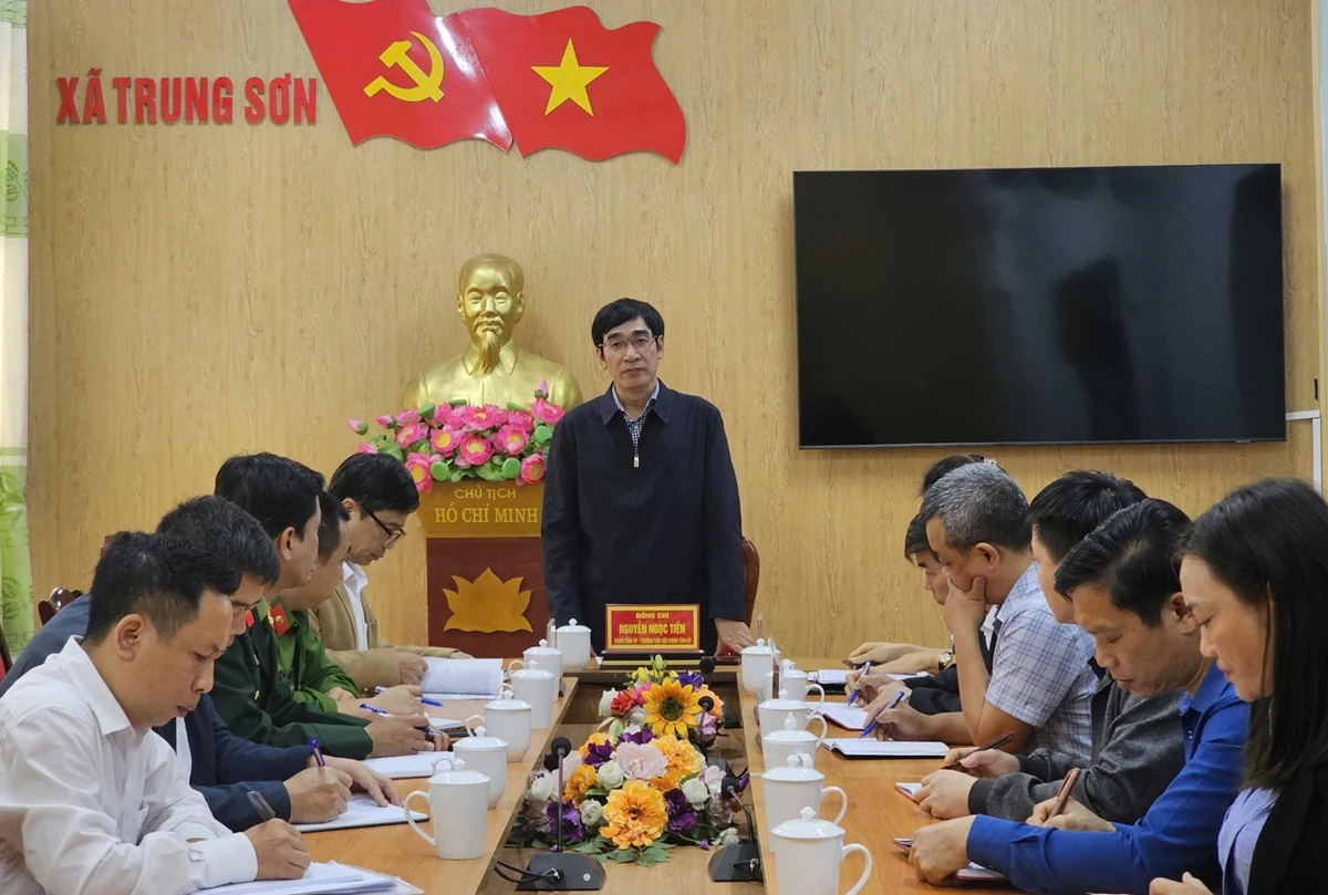 Trưởng Ban Nội chính Tỉnh ủy Nguyễn Ngọc Tiến kiểm tra công tác chuẩn bị bầu cử tại hai xã Trung Thành, Trung Sơn