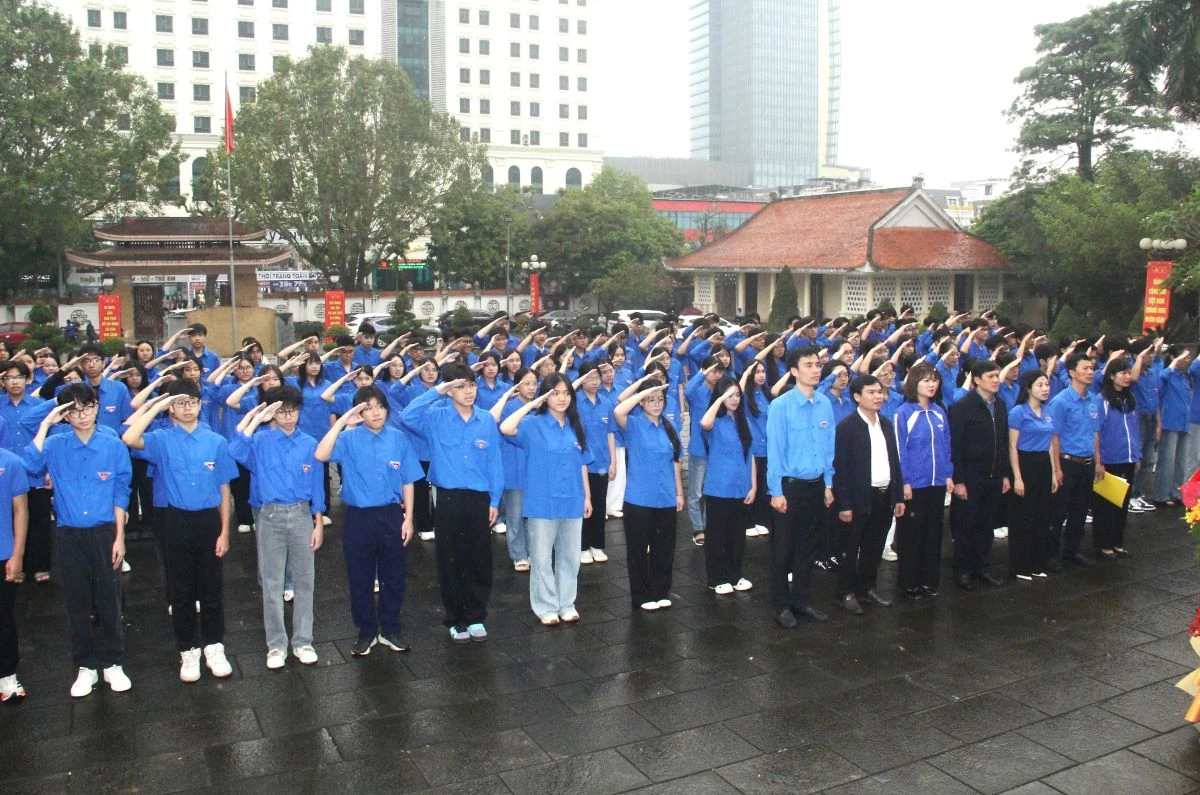 Tuổi trẻ phường Hạc Thành báo công dâng Bác, kết nạp đoàn viên mới