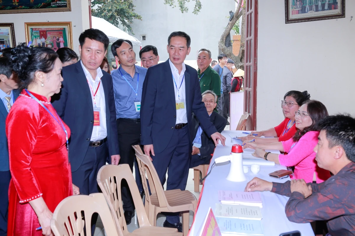 Phó Bí thư Tỉnh ủy, Chủ tịch Ủy ban MTTQ tỉnh Trịnh Tuấn Sinh kiểm tra các khu vực bỏ phiếu bầu cử