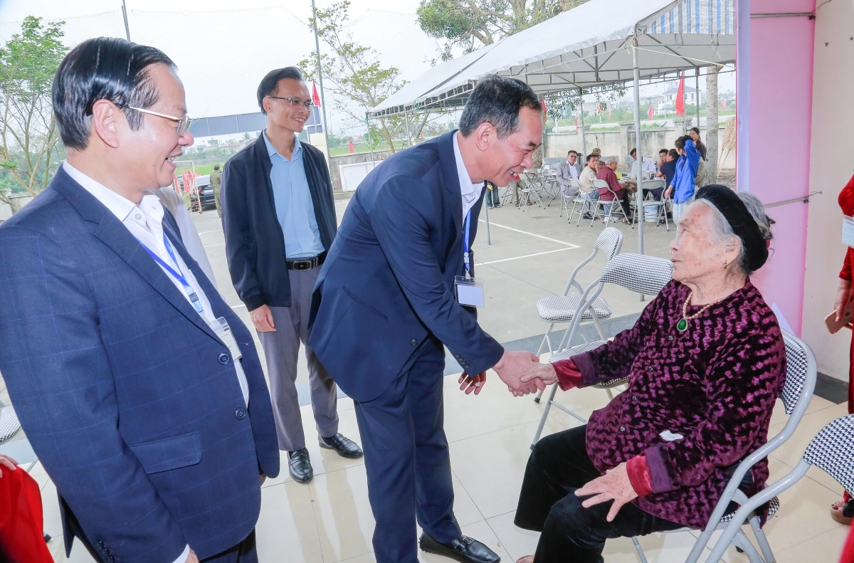 Phó Bí thư Tỉnh ủy, Chủ tịch Ủy ban MTTQ tỉnh Trịnh Tuấn Sinh kiểm tra các khu vực bỏ phiếu bầu cử