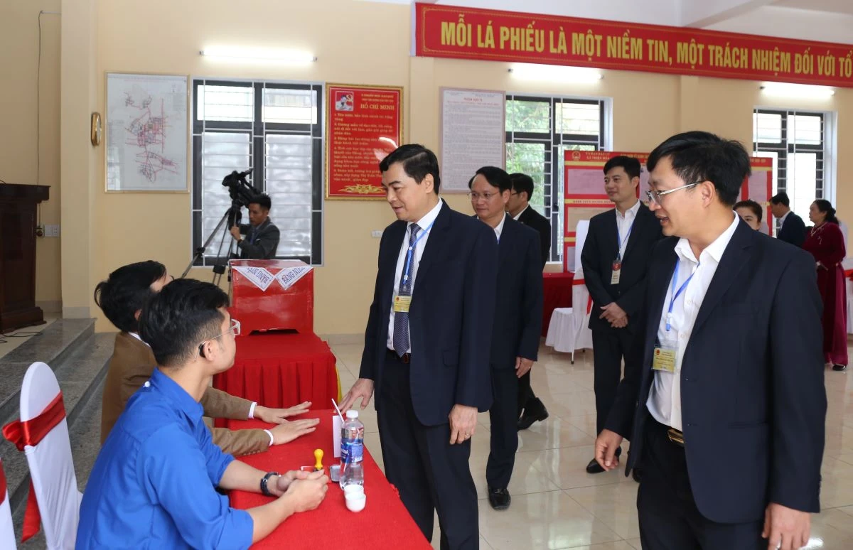 Chủ tịch UBND tỉnh Nguyễn Hoài Anh kiểm tra công tác bầu cử tại một số địa phương