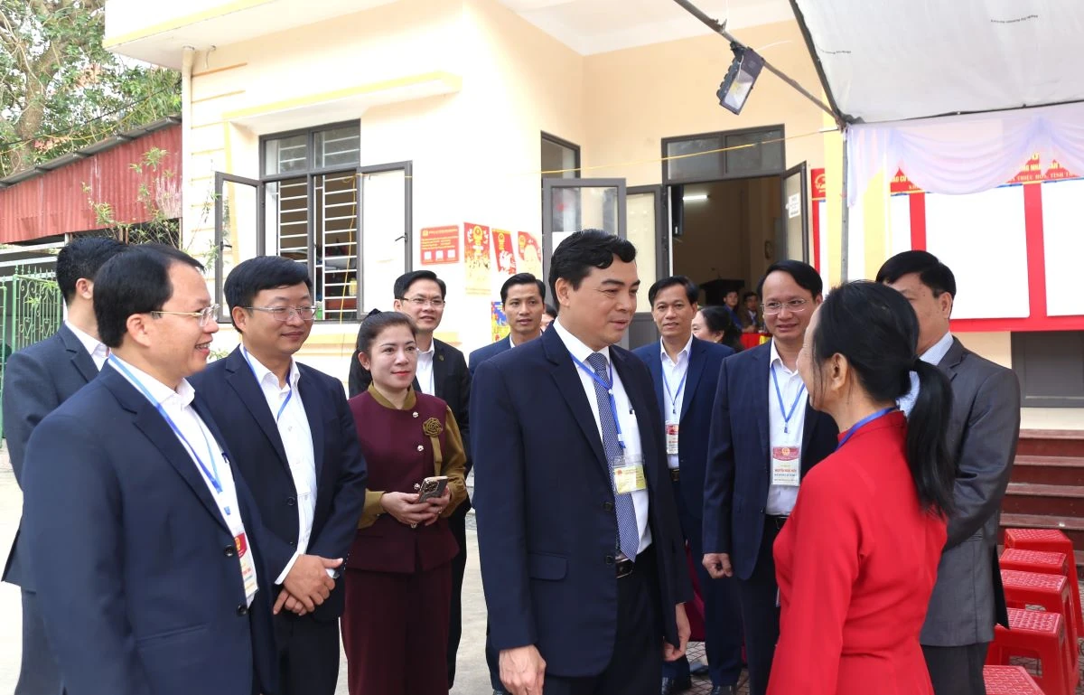 Chủ tịch UBND tỉnh Nguyễn Hoài Anh kiểm tra công tác bầu cử tại một số địa phương