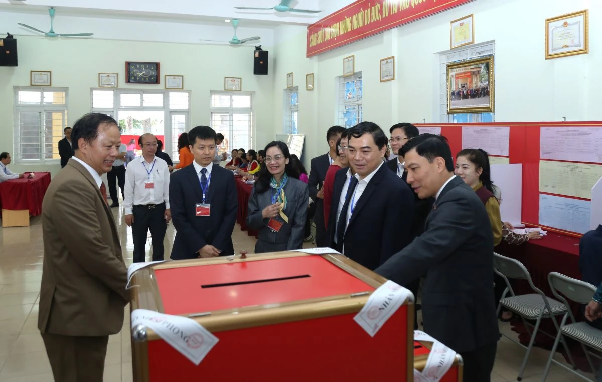 Chủ tịch UBND tỉnh Nguyễn Hoài Anh kiểm tra công tác bầu cử tại một số địa phương