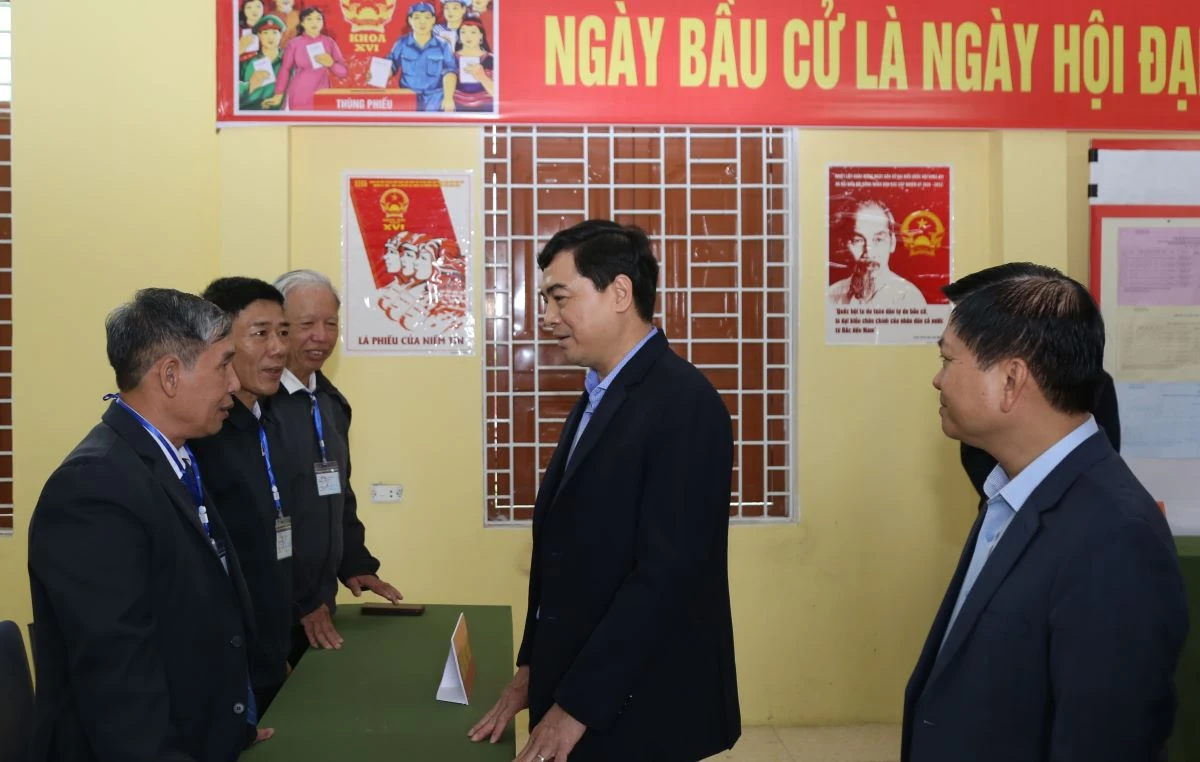 Chủ tịch UBND tỉnh Nguyễn Hoài Anh kiểm tra công tác chuẩn bị bầu cử tại một số địa phương