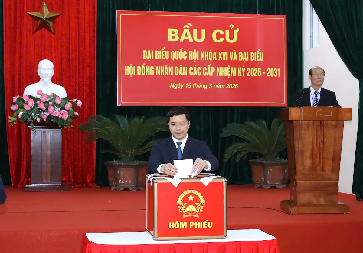 Bí thư Tỉnh ủy Nguyễn Doãn Anh và các đồng chí Phó Bí thư Tỉnh ủy dự lễ khai mạc, bỏ phiếu tại Nhà văn hóa Tổ dân phố Bình Minh