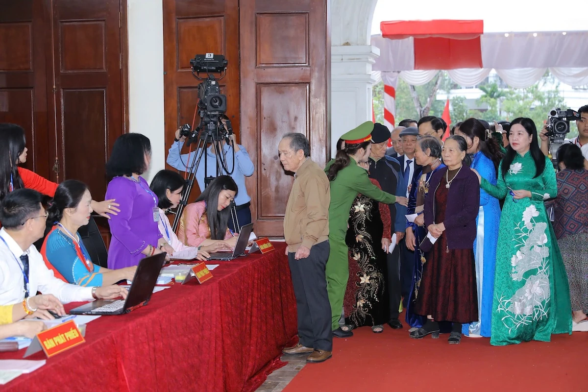 Bí thư Tỉnh ủy Nguyễn Doãn Anh và các đồng chí Phó Bí thư Tỉnh ủy dự lễ khai mạc, bỏ phiếu tại Nhà văn hóa Tổ dân phố Bình Minh