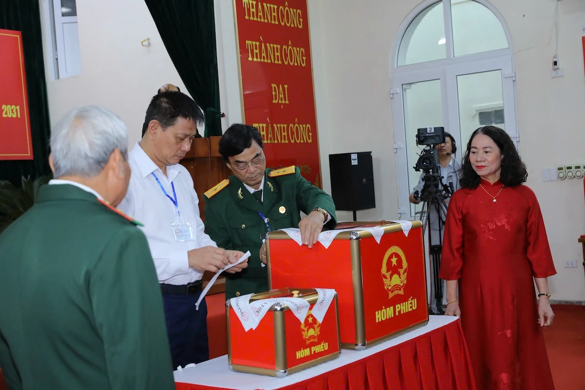 Bí thư Tỉnh ủy Nguyễn Doãn Anh và các đồng chí Phó Bí thư Tỉnh ủy dự lễ khai mạc, bỏ phiếu tại Nhà văn hóa Tổ dân phố Bình Minh