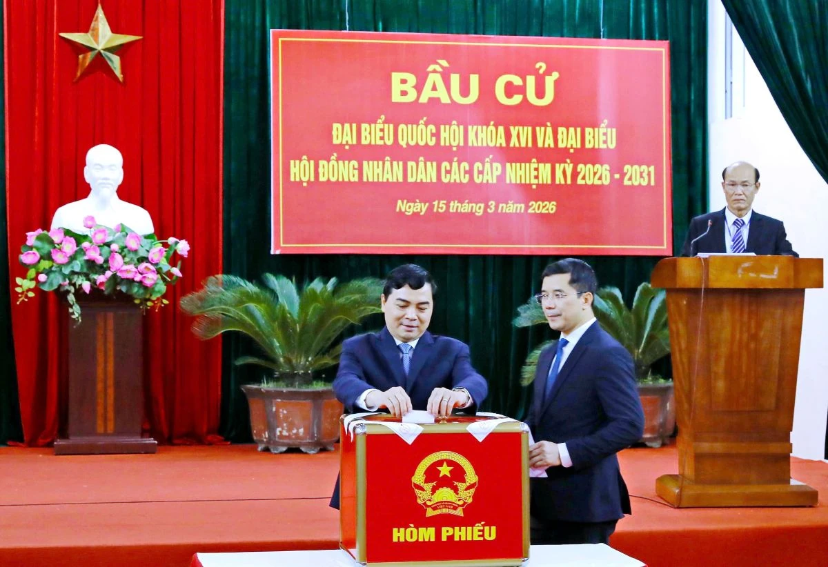 Bí thư Tỉnh ủy Nguyễn Doãn Anh và các đồng chí Phó Bí thư Tỉnh ủy dự lễ khai mạc, bỏ phiếu tại Nhà văn hóa Tổ dân phố Bình Minh