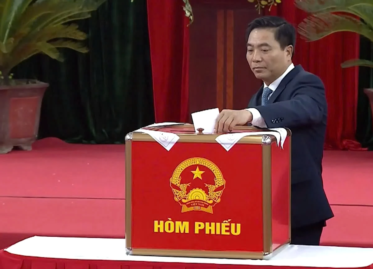 Bí thư Tỉnh ủy Nguyễn Doãn Anh và các đồng chí Phó Bí thư Tỉnh ủy dự lễ khai mạc, bỏ phiếu tại Nhà văn hóa Tổ dân phố Bình Minh