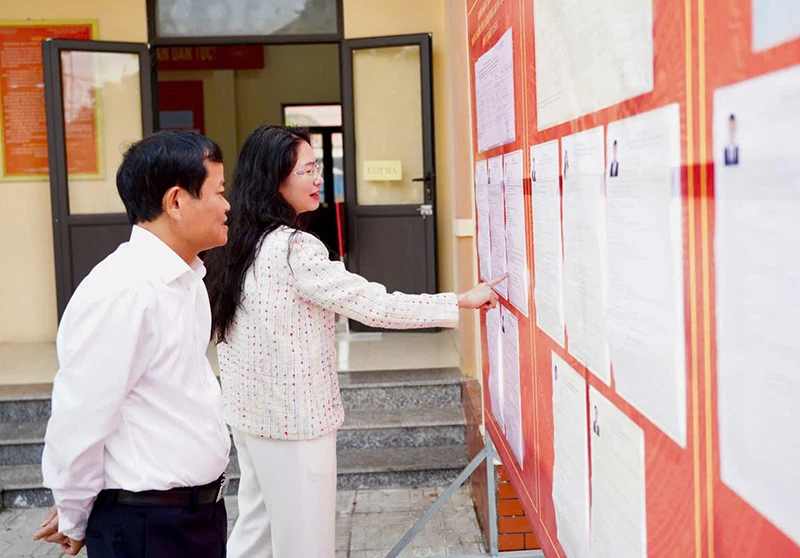 Phó Chủ tịch HĐND tỉnh Nguyễn Quang Hải kiểm tra công tác chuẩn bị bầu cử tại phường Đông Sơn