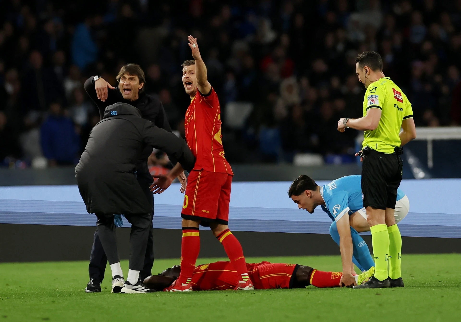 Nguyễn Xuân Son, Đỗ Hoàng Hên đi bầu cử; Arsenal bứt tốc, Man City và Chelsea cùng sảy chân