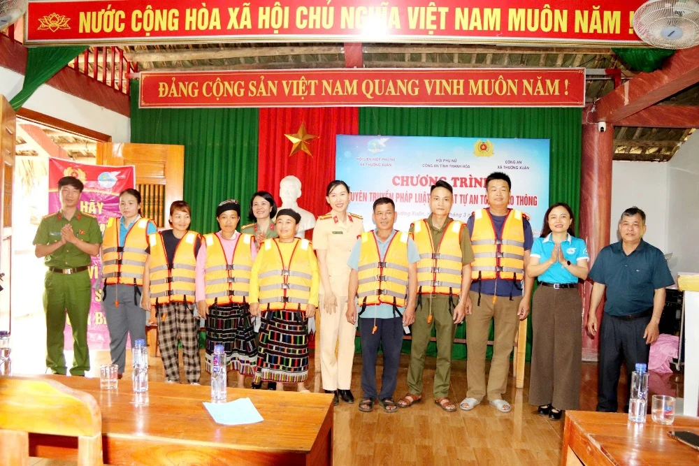 Phụ nữ Công an tỉnh trao kinh phí đỡ đầu con mồ côi đặc biệt khó khăn