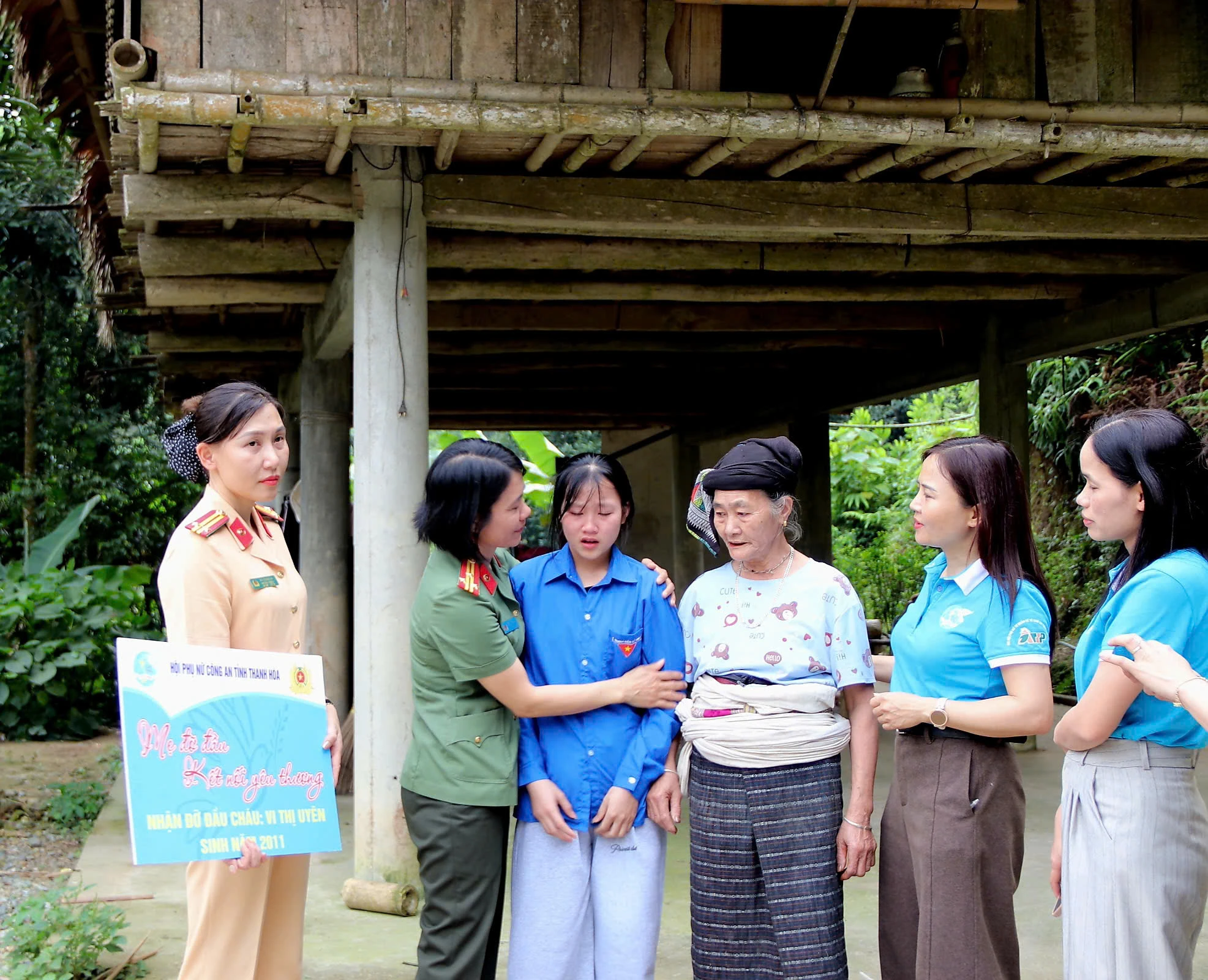 Phụ nữ Công an tỉnh trao kinh phí đỡ đầu con mồ côi đặc biệt khó khăn