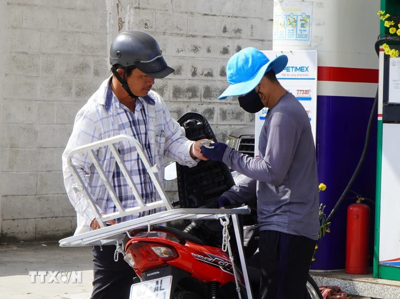 Giá xăng dầu chỉ được điều chỉnh ngay sau 1 ngày khi giá cơ sở tăng 15% trở lên