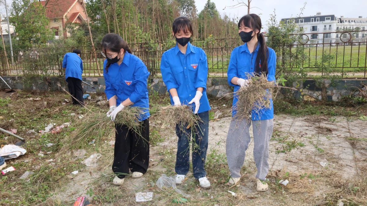 Tuổi trẻ phường Hạc Thành ra quân dọn vệ sinh môi trường “Ngày chủ nhật xanh”