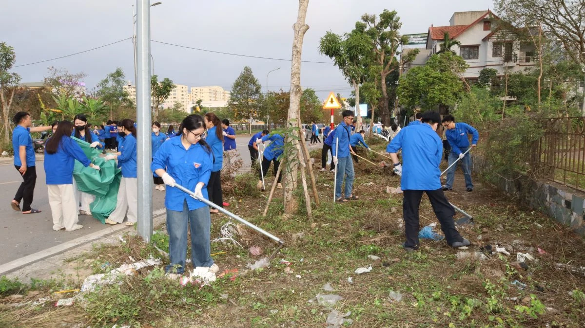 Tuổi trẻ phường Hạc Thành ra quân dọn vệ sinh môi trường “Ngày chủ nhật xanh”