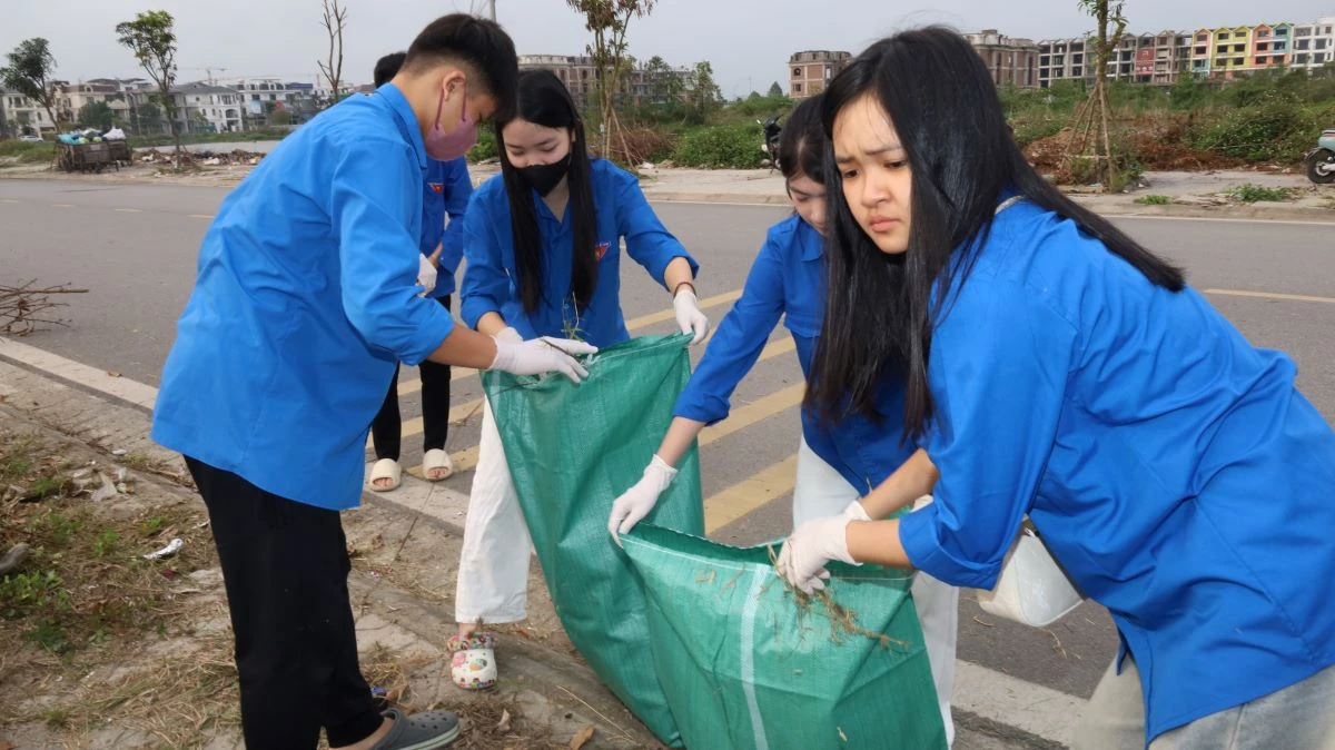 Tuổi trẻ phường Hạc Thành ra quân dọn vệ sinh môi trường “Ngày chủ nhật xanh”