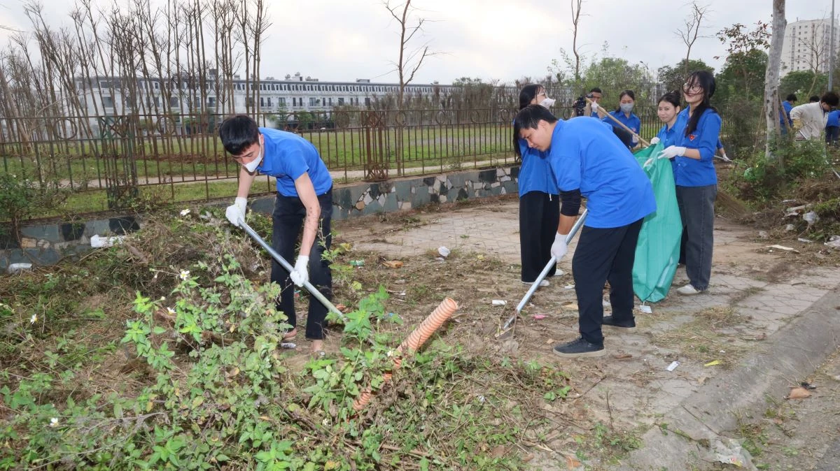 Tuổi trẻ phường Hạc Thành ra quân dọn vệ sinh môi trường “Ngày chủ nhật xanh”