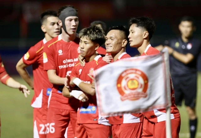 Khoa Ngô tỏa sáng đưa CLB Công an TP HCM vào bán kết Cúp QG; MU chia điểm đáng tiếc