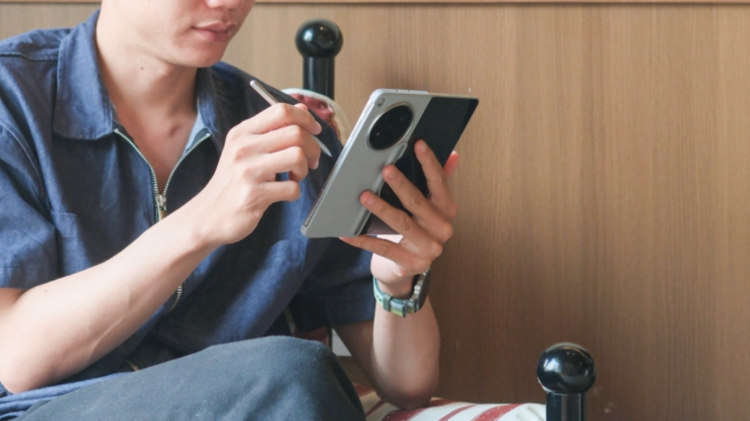 Trên tay OPPO Find N6: Điện thoại gập đắt nhất Việt Nam với nếp gấp tàng hình và bút AI Pen